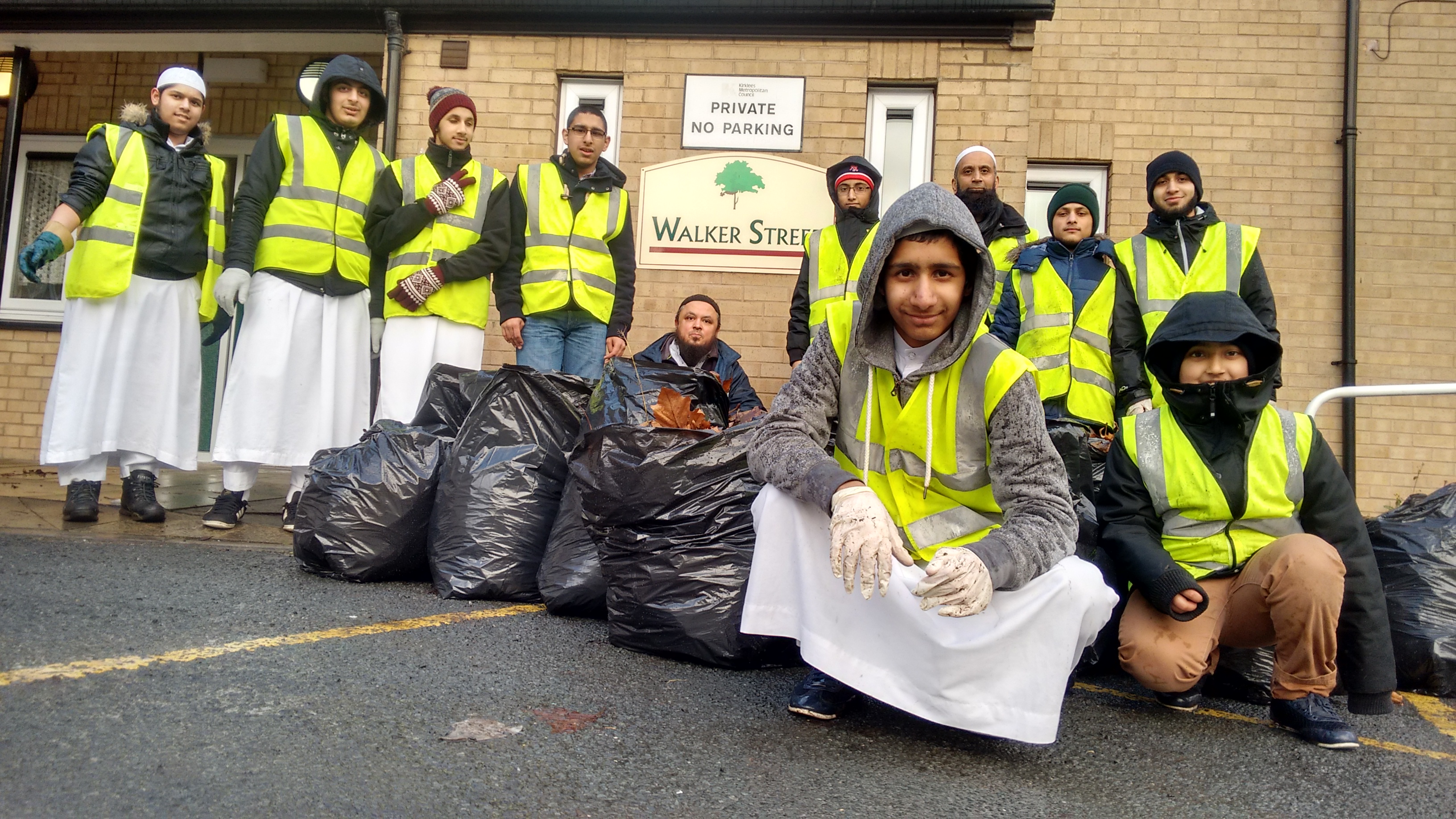 Local Darul Uloom joins youth group to clean up retirement home